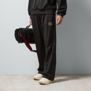 Pantalon de survêtement en jersey technique de luxe marque Gucci porté de face