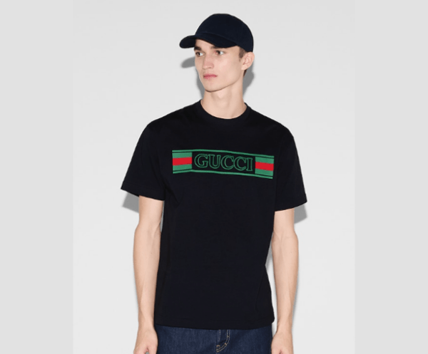 Tee shirt Gucci avec logo vert et rouge sur l'avant du tee shirt