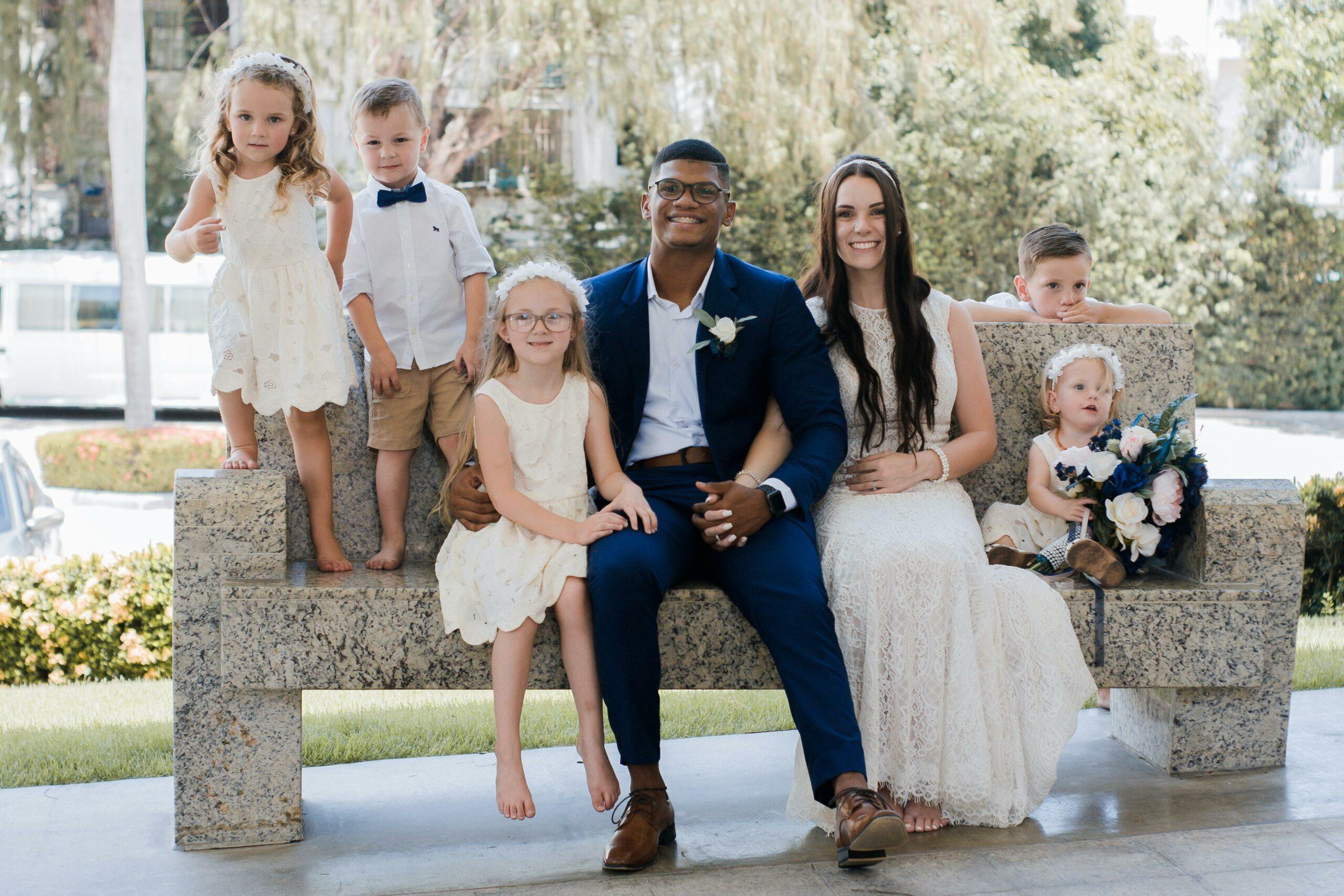 Photo de famille lors d'un mariage bien habillé
