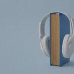 Livre bleu avec un casque blanc posé dessus