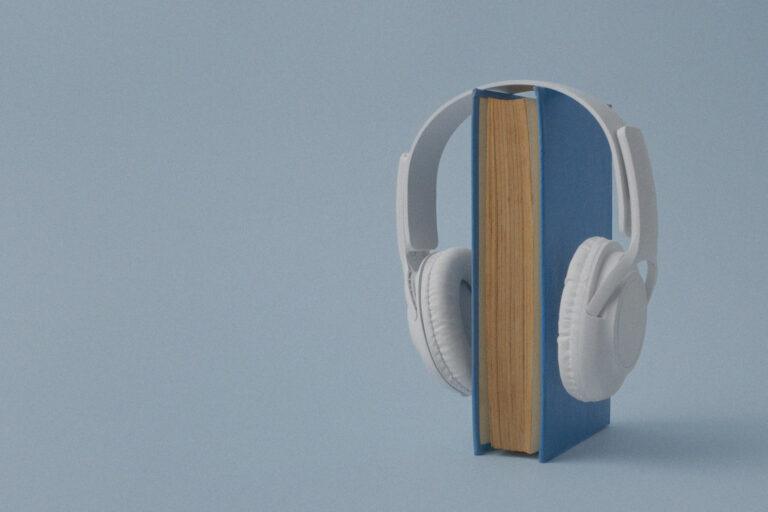 Livre bleu avec un casque blanc posé dessus