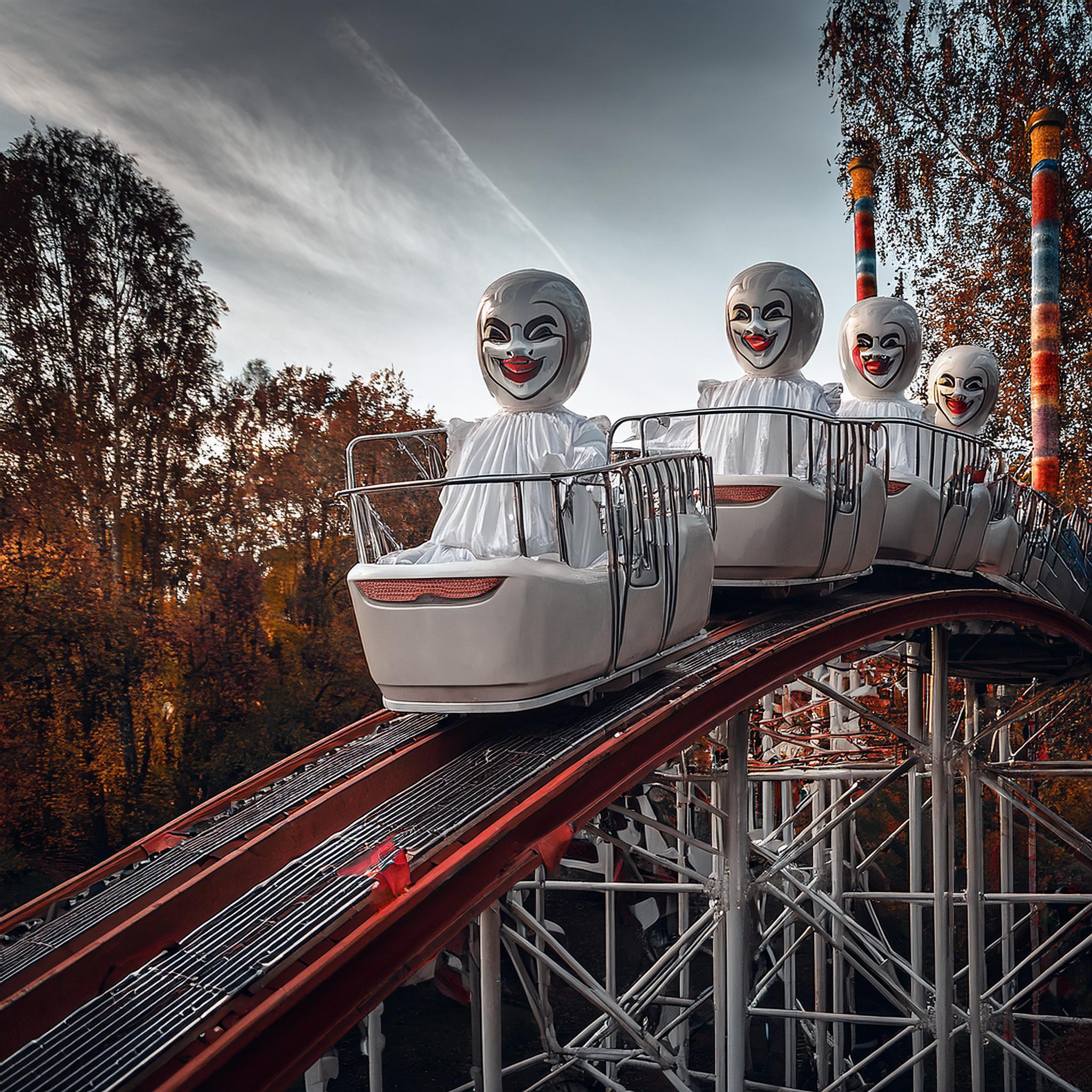 Attraction "montagne masquées". Plan sur un wagon de l'attraction.