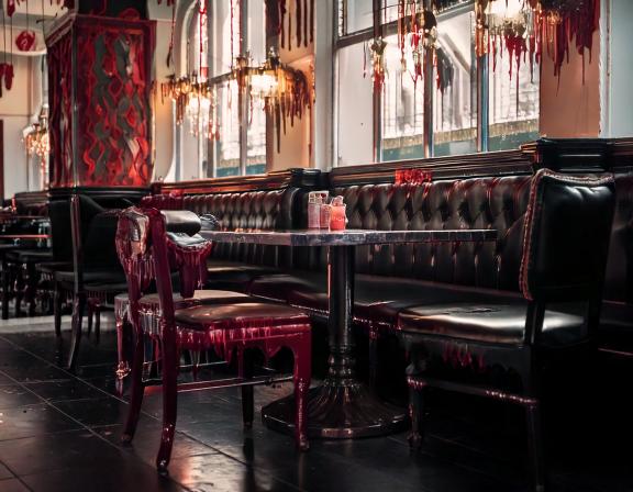 Intérieur du restaurant La Cervelle. Décor au style baroque.