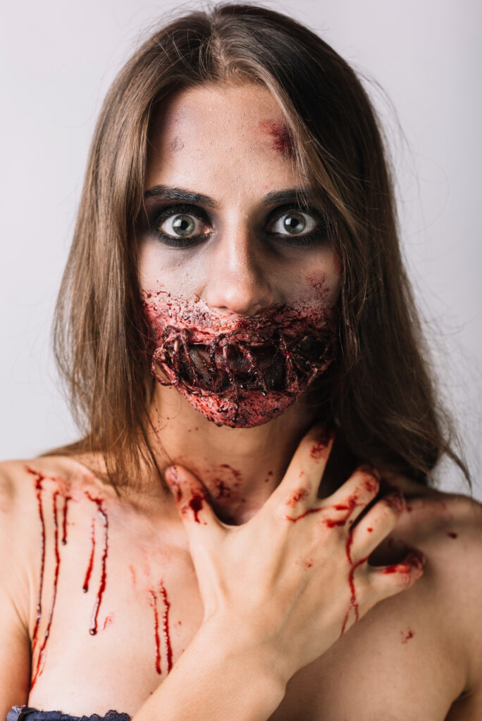 maquillage d'une personne avec la bouche cousue et ensanglantée