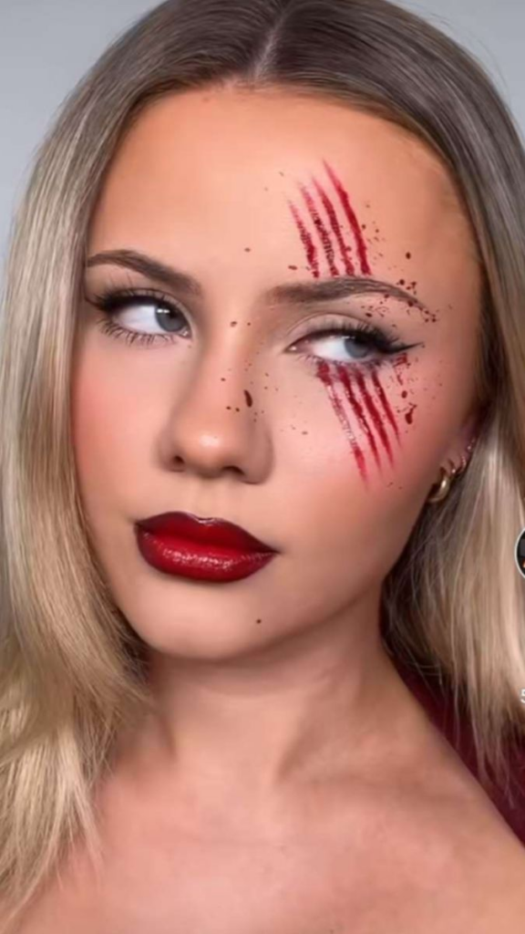 maquillage avec des griffures sur le visage ensanglantées