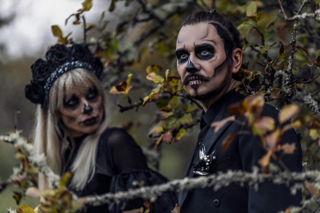 maquillage de 2 personnes en squelette type mexicain