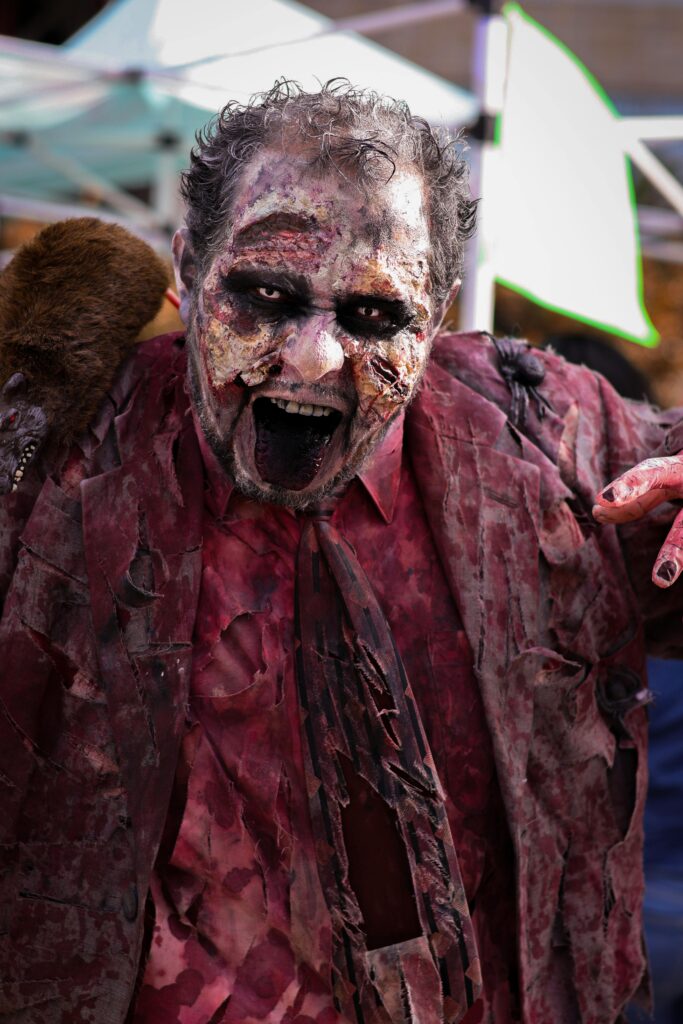 maquillage d'une personne en zombie
