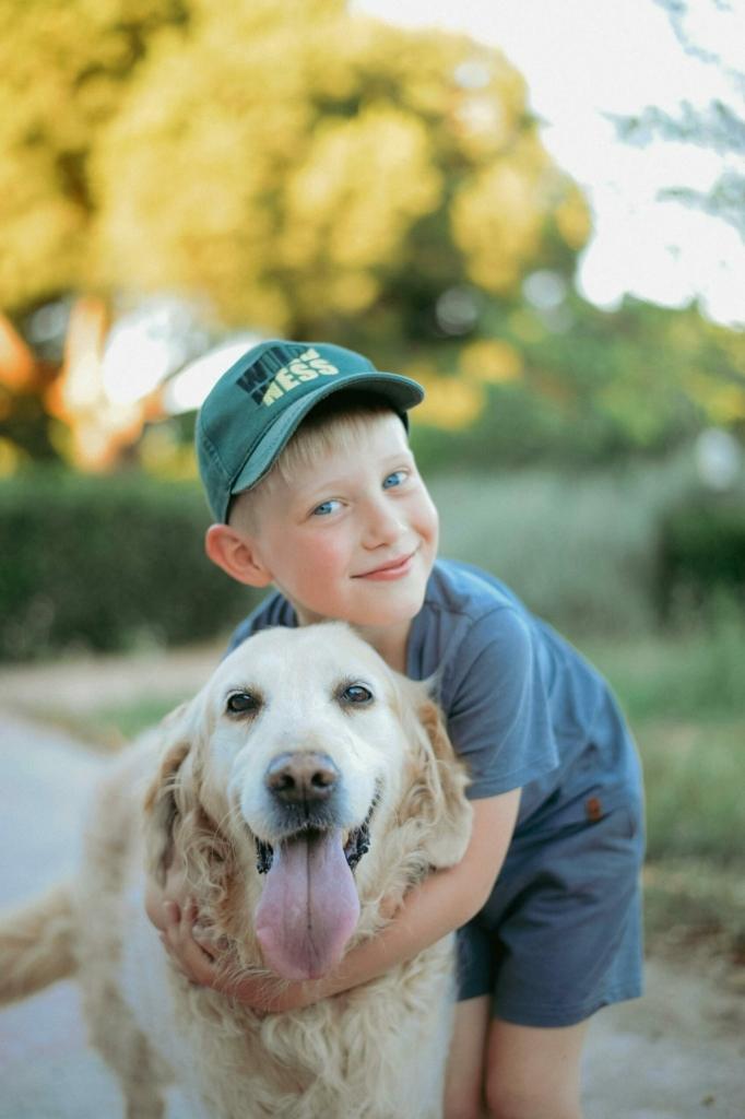 un enfant faisant un câlin à un chien, golden retriever