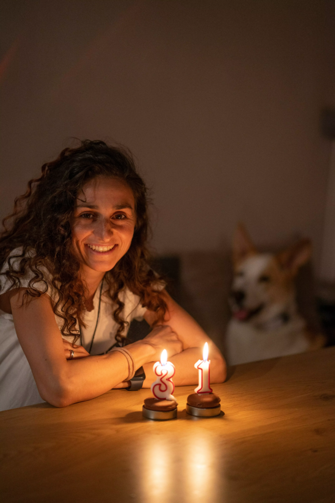 femme qui fête son anniversaire