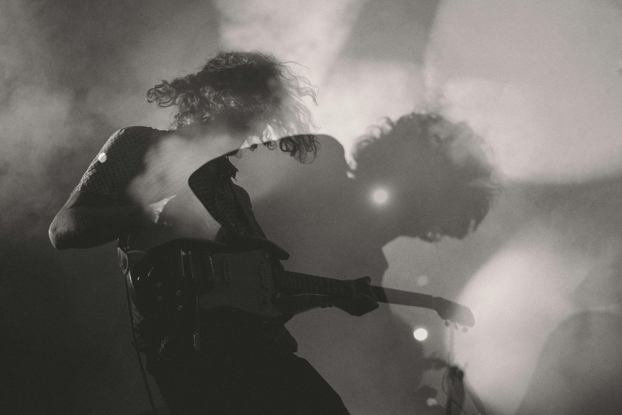 ombre d'homme jouant de la guitare