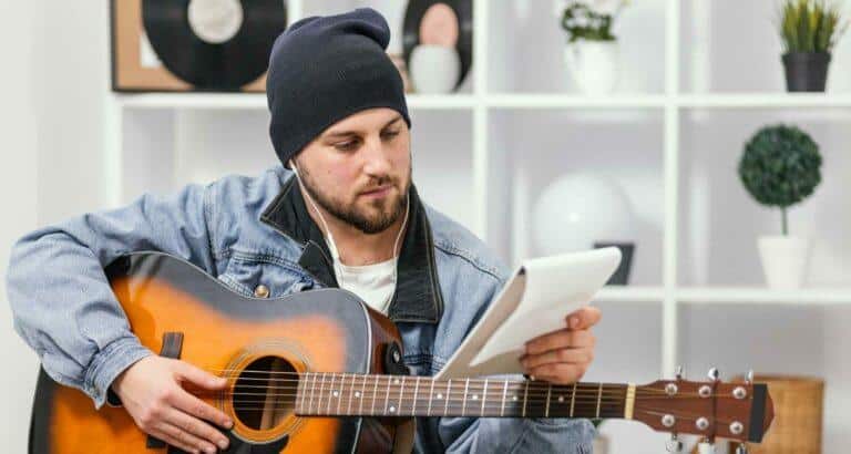 guitariste regardant ses notes