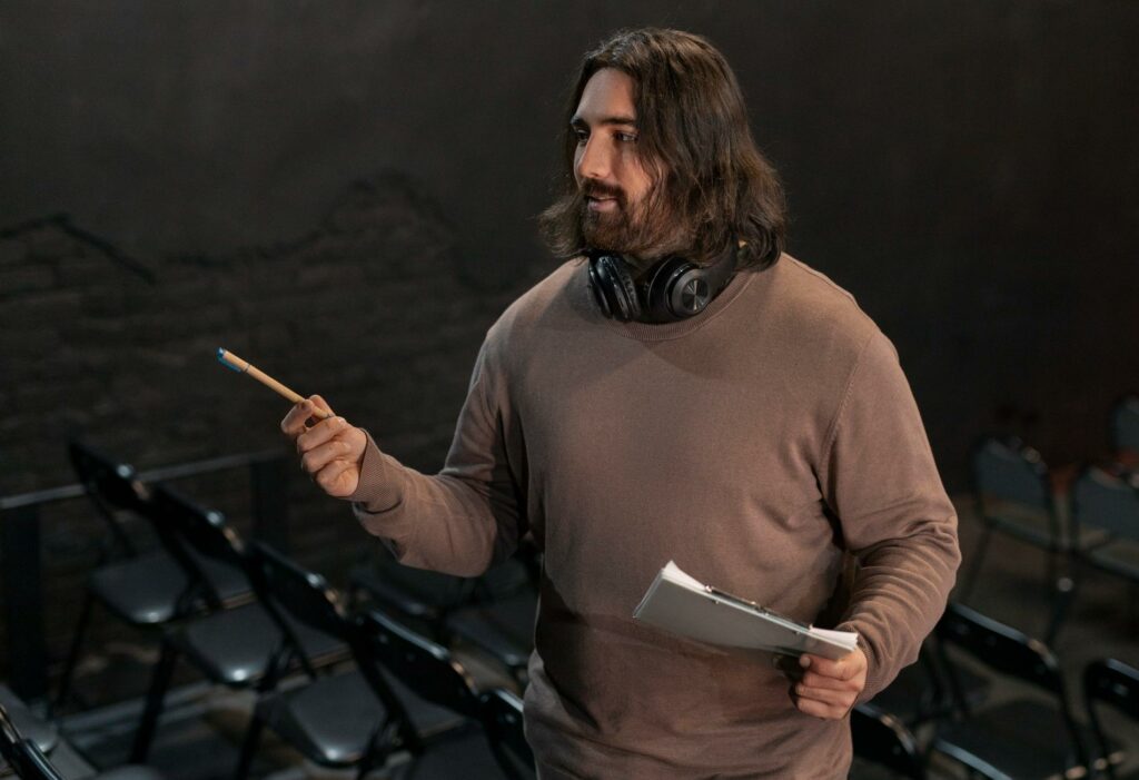 professeur de chant debout dans une salle avec un stylo et un porte documents