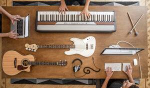 instruments disposés sur une table