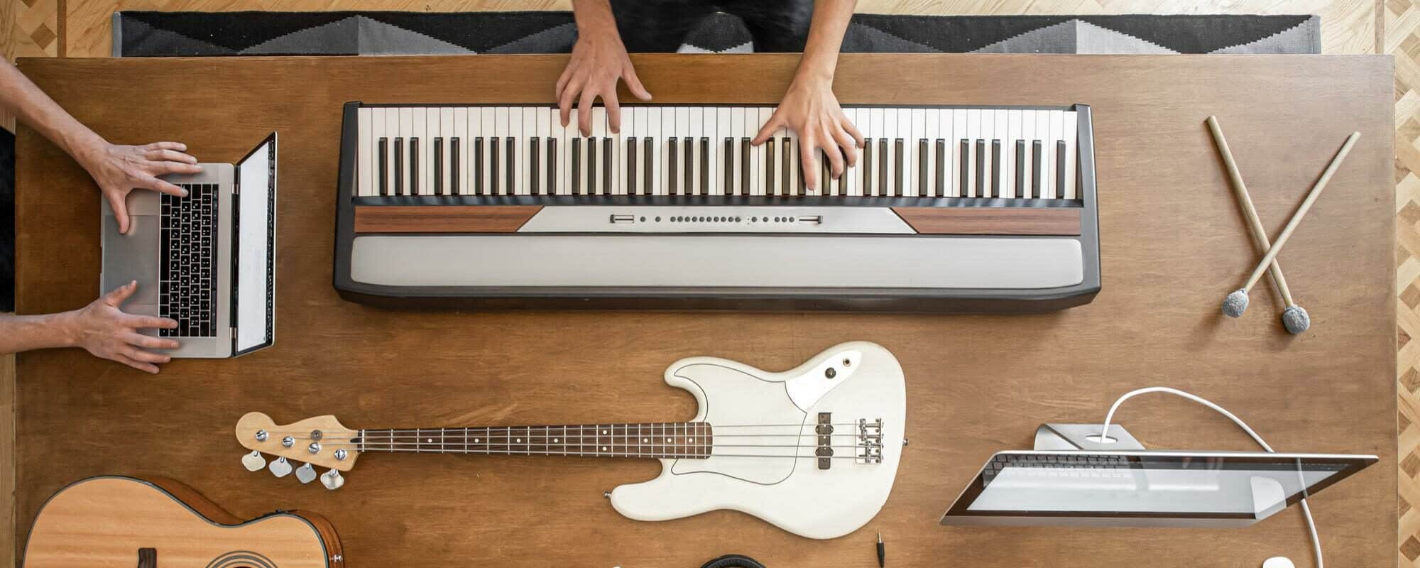 instruments disposés sur une table