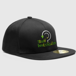 Casquette noire Trash Investigation vue en 3/4 sur fond blanc