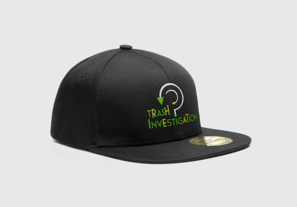 Casquette noire Trash Investigation vue en 3/4 sur fond blanc