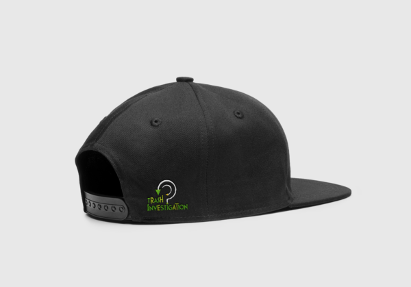 Casquette noire Trash Investigation vue de côté sur fond blanc