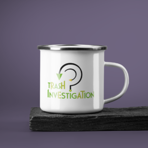 Mug blanc Trash Investigation posé sur une planche, fond violet