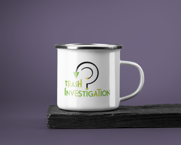 Mug blanc Trash Investigation posé sur une planche, fond violet