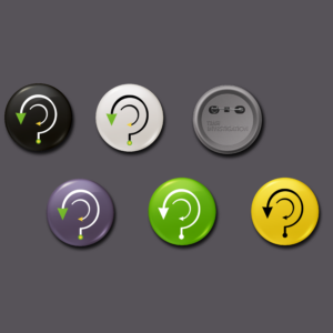 Pin’s aux couleurs noir, blanc, violet, vert et jaune avec logo Trash Investigation