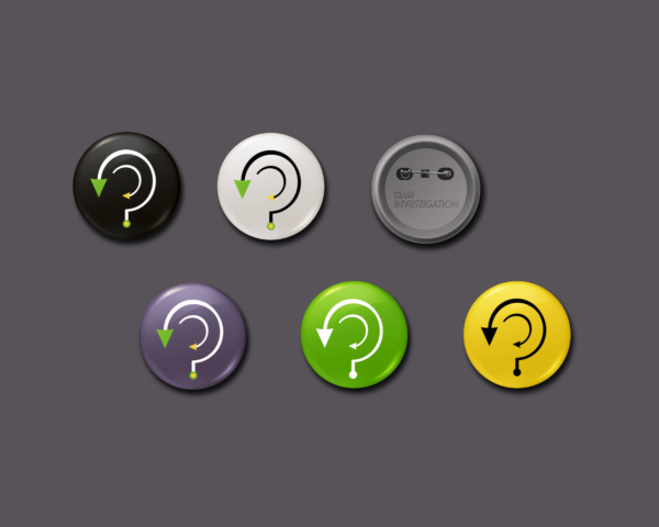Pin’s aux couleurs noir, blanc, violet, vert et jaune avec logo Trash Investigation
