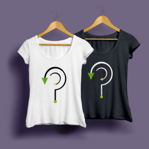 Deux t-shirts pour femme, un blanc et un noir, avec le logo Trash Investigation sur fond violet